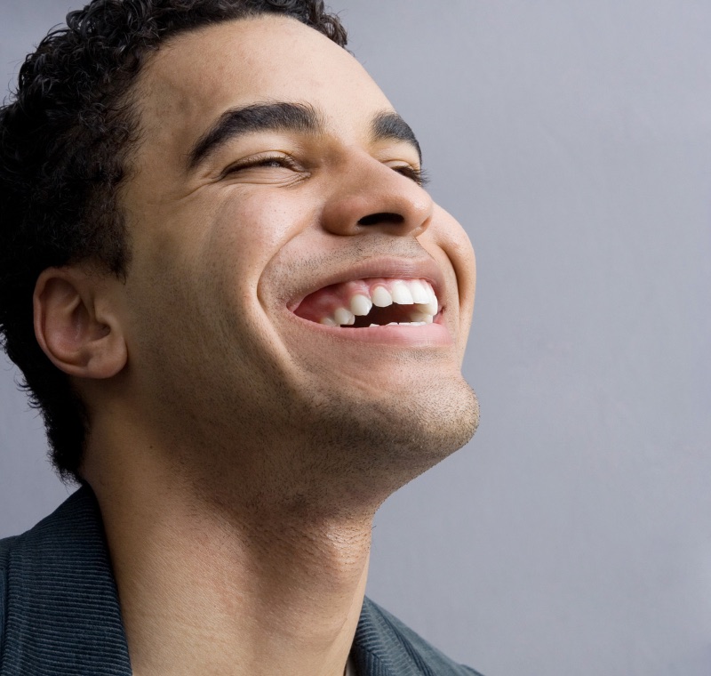 Homme souriant après la pose de facettes dentaires à la Zirconia Dental Clinic, Birkhadem, Alger